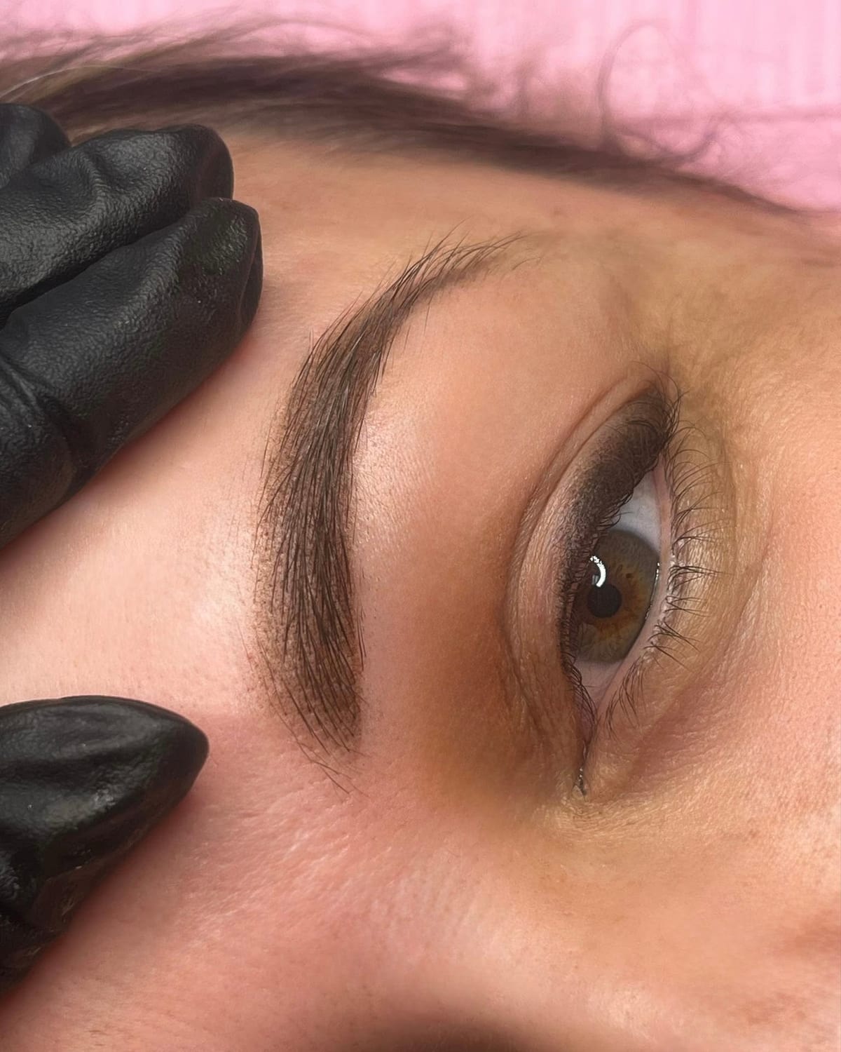 Szemöldök sminktetoválás (PMU) természetes, szálazott eredménye közelről a Virga Timi Beauty Empire stúdióban