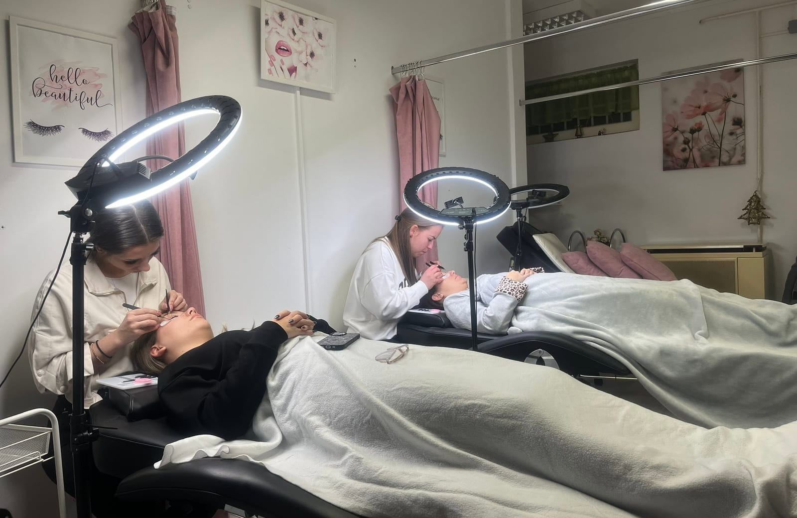 Szempillaépítés a Virga Timi Beauty Empire stúdióban, két vendég kezelése ringlámpánál
